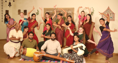 Die Familie Keshava umringt von ihren Schülerinnen und Schülern: Vidwan D. (vorne links), Anjali (Mitte sitzend, 2. von links),  Esther Jenny (stehend, 2. von rechts) und Sumitra Keshava (rechts aussen), Foto: Ilario Musio