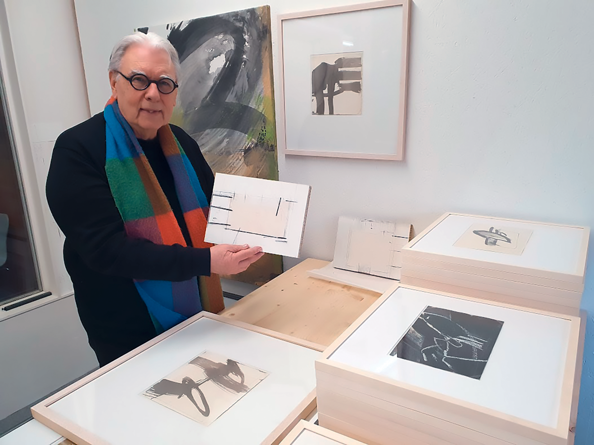 Martin Cleis stellt in seinem «living:archive» die Werke für seine Ausstellung zusammen. Foto: Sabine Knosala